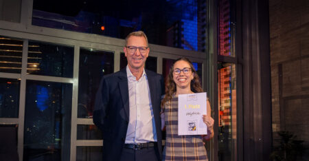 Burkhard Riering und Paula Schwetzler with the 1. place certificate smiling to the camera